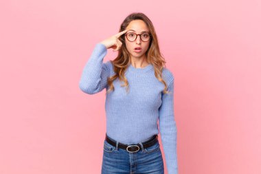 Güzel kadın şaşırmış görünüyor, yeni bir düşünce, fikir ya da konsept fark ediyor.