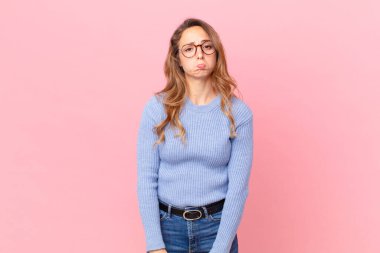 Güzel bir kadın üzgün ve sızlanıyor. Mutsuz bir bakışla ve ağlamayla.