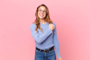 Güzel bir kadın kendini mutlu hisseder ve bir meydan okumayla yüzleşir.