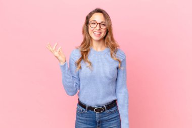 Güzel bir kadın kendini mutlu hissediyor, bir çözüm ya da fikir bulduğunda şaşırıyor.