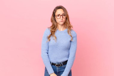 Güzel kadın kafası karışmış ve şaşkın görünüyor.