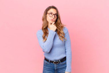 Düşünen, kuşkucu ve kafası karışık güzel bir kadın.