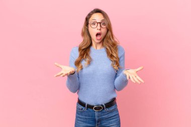 Güzel bir kadın son derece şaşırmış ve şaşırmış hissediyor.