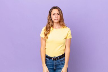 Güzel kadın kafası karışmış ve şaşkın görünüyor.