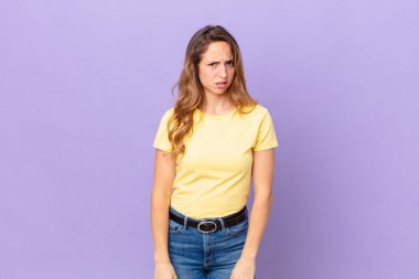 Güzel kadın şaşkın ve şaşkın hissediyor.