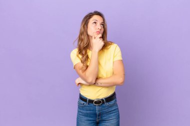 Düşünen, kuşkucu ve kafası karışık güzel bir kadın.