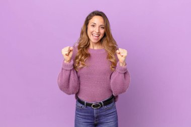 Güzel kadın şokta, gülüyor ve başarıyı kutluyor.