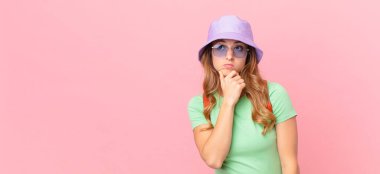 Düşünen, kuşkucu ve kafası karışık güzel bir kadın. yaz konsepti