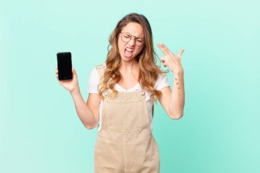 Güzel bir kadın mutsuz ve stresli görünüyor, intihar jesti silah işareti yapıyor ve elinde bir akıllı telefon tutuyor.