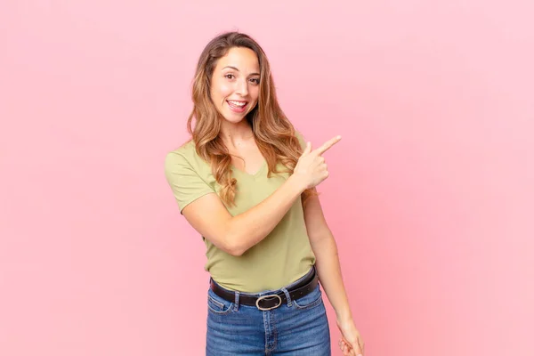 Mujer Bonita Mirando Emocionado Sorprendido Señalando Lado — Foto de Stock