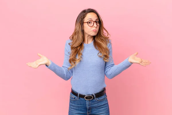 Bella Donna Sente Perplesso Confuso Dubbio — Foto Stock