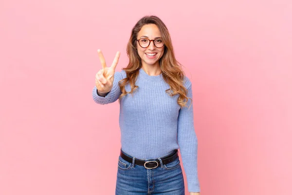 Bonita Mujer Sonriendo Buscando Amigable Mostrando Número Dos — Foto de Stock