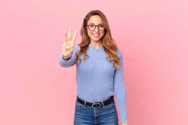 Bonita Mujer Sonriendo Buscando Amigable Mostrando Número Tres — Foto de Stock