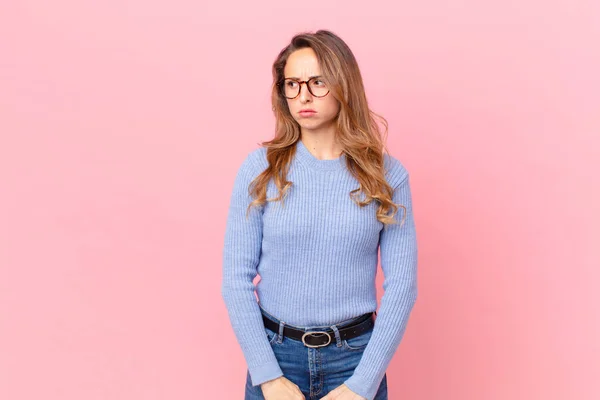 Mujer Bonita Sintiéndose Triste Molesto Enojado Mirando Lado — Foto de Stock