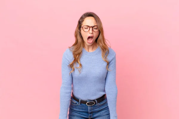 Mulher Bonita Gritando Agressivamente Olhando Muito Com Raiva — Fotografia de Stock