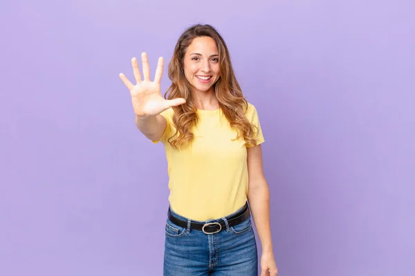 Vacker Kvinna Leende Och Ser Vänlig Visar Nummer Fem — Stockfoto