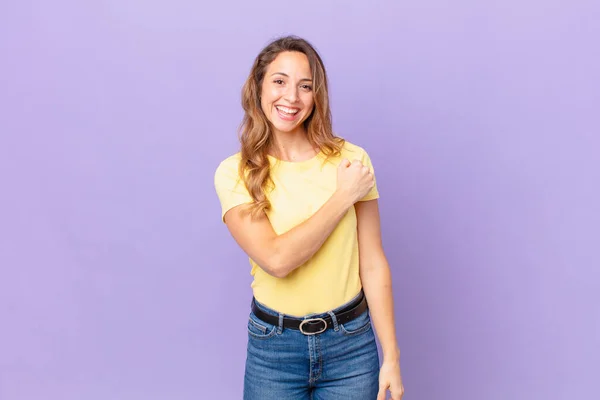 Bonita Mujer Sintiéndose Feliz Enfrentando Desafío Celebrando — Foto de Stock