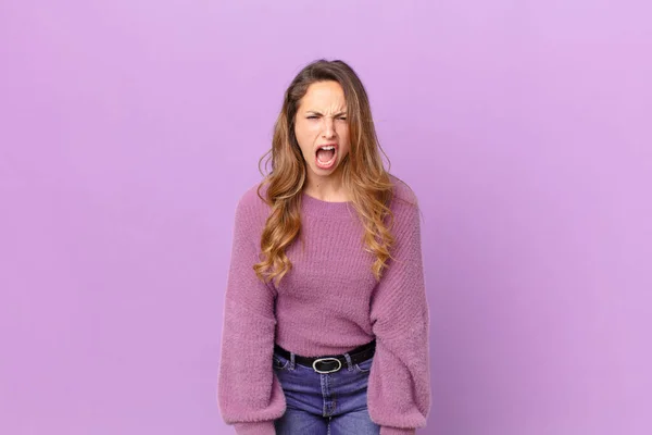 Pretty Woman Shouting Aggressively Looking Very Angry — Stock Photo, Image