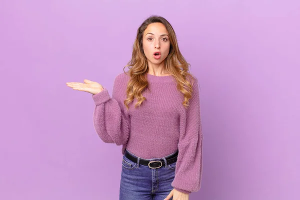 Mujer Bonita Mirando Sorprendida Conmocionada Con Mandíbula Caída Sosteniendo Objeto — Foto de Stock