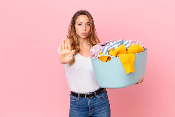 Jolie Femme Regardant Sérieux Montrant Paume Ouverte Faisant Geste Arrêt — Photo