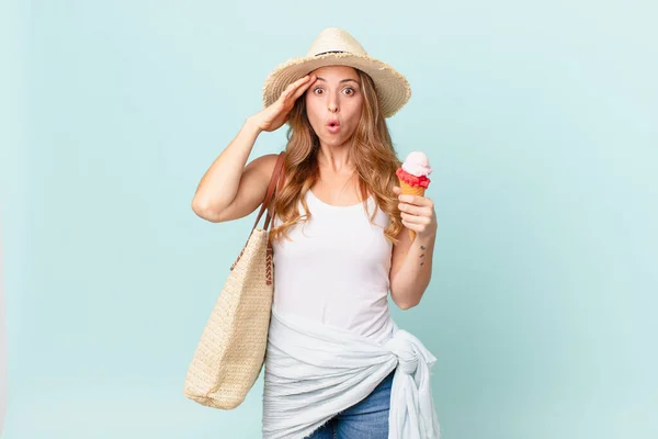 Mooie Vrouw Die Gelukkig Verbaasd Verrast Uitziet Zomerconcept — Stockfoto