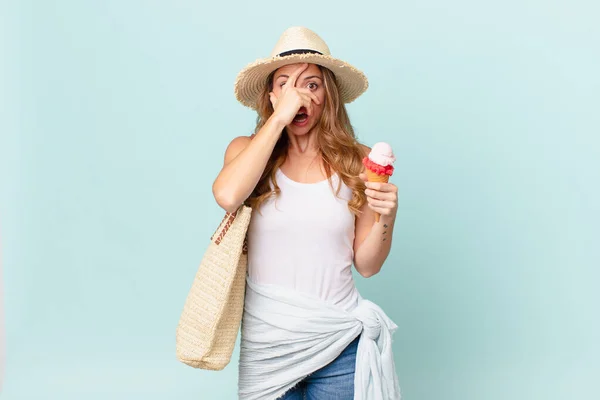 Mooie Vrouw Kijkt Geschokt Bang Doodsbang Gezicht Bedekkend Met Hand — Stockfoto