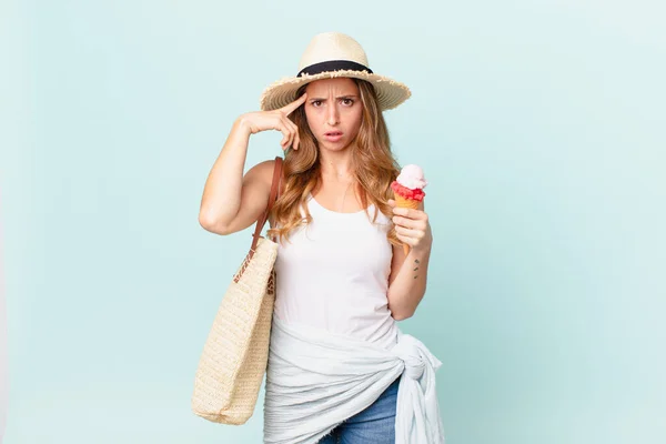 Mooie Vrouw Voelt Zich Verward Verbaasd Tonen Dat Gek Bent — Stockfoto