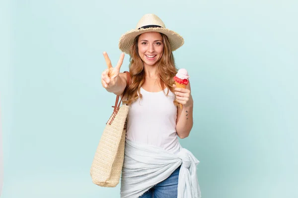 Mooie Vrouw Lachend Vriendelijk Uitziend Nummer Twee Tonend Zomerconcept — Stockfoto