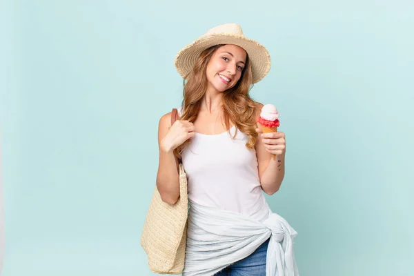 Mooie Vrouw Die Arrogant Succesvol Positief Trots Uitziet Zomerconcept — Stockfoto