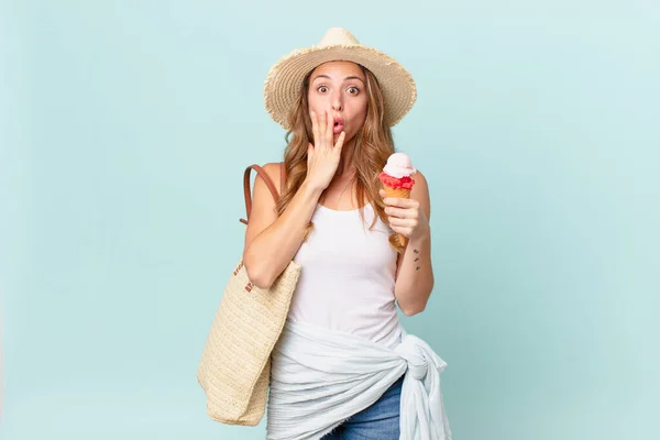 Mooie Vrouw Voelt Zich Geschokt Bang Zomerconcept — Stockfoto