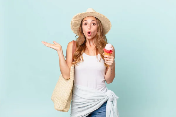 Mooie Vrouw Kijkt Verrast Geschokt Met Kaak Laten Vallen Houden — Stockfoto