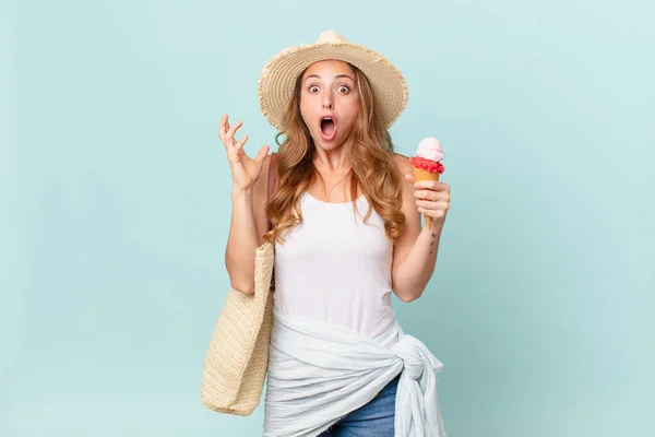 Mooie Vrouw Schreeuwen Met Handen Omhoog Lucht Zomerconcept — Stockfoto