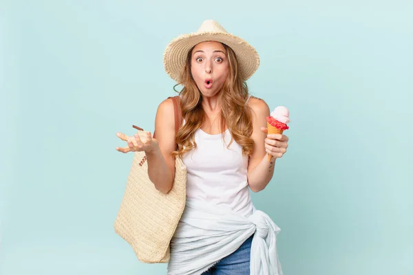 Mooie Vrouw Voelt Zich Zeer Geschokt Verrast Zomerconcept — Stockfoto