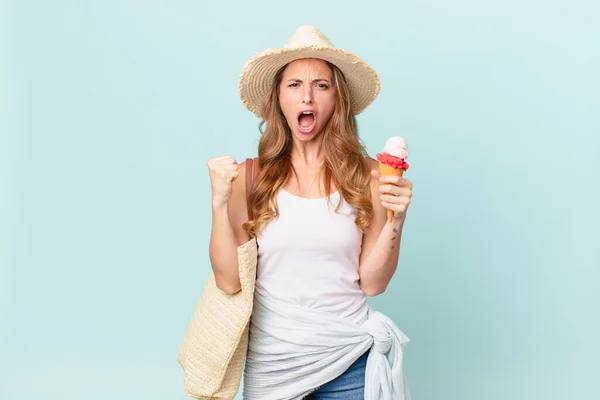 Mooie Vrouw Schreeuwt Agressief Met Een Boze Uitdrukking Zomerconcept — Stockfoto