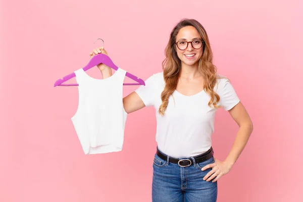 Hübsche Frau Glücklich Lächelnd Mit Einer Hand Auf Der Hüfte — Stockfoto