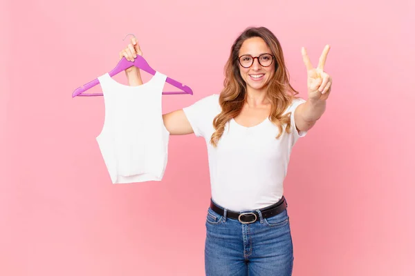 Hübsche Frau Lächelt Und Sieht Freundlich Aus Zeigt Nummer Zwei — Stockfoto