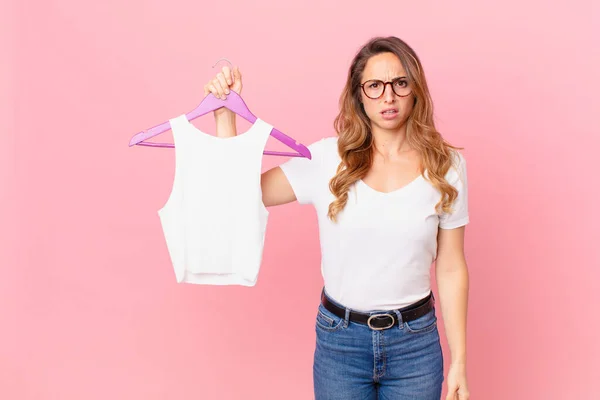 Hübsche Frau Fühlt Sich Verwirrt Und Verwirrt Und Wählt Kleidung — Stockfoto