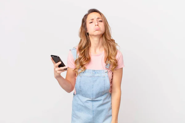 Ładna Kobieta Czuje Smutek Jęk Nieszczęśliwym Spojrzeniem Płacz Trzymając Smartfona — Zdjęcie stockowe