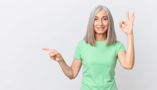 Orta Yaşlı Beyaz Saçlı Mutlu Bir Kadın Onayını Gösteriyor — Stok fotoğraf
