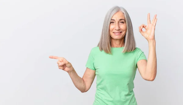 Mujer Pelo Blanco Mediana Edad Sintiéndose Feliz Mostrando Aprobación Con — Foto de Stock