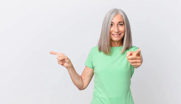 Orta Yaşlı Beyaz Saçlı Kadın Kamerayı Işaret Ederek Seni Seçiyor — Stok fotoğraf