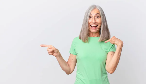 Mezza Età Donna Capelli Bianchi Sensazione Felice Puntando Con Eccitato — Foto Stock