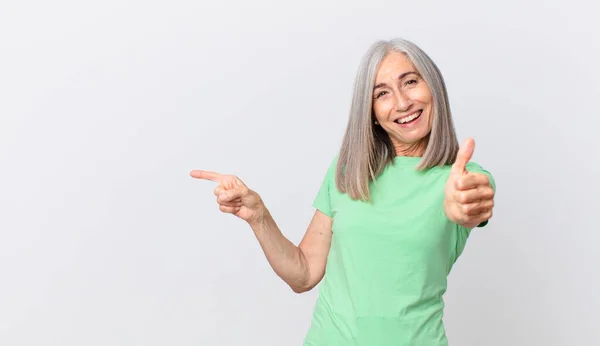 Orta Yaşlı Beyaz Saçlı Kadın Gururlu Olumlu Gülümseyen Başparmakları Havada — Stok fotoğraf