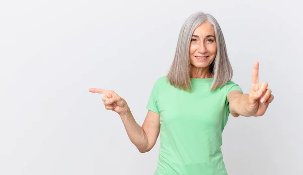 Orta Yaşlı Beyaz Saçlı Gururla Gülümseyen Kendine Güvenen Bir Kadın — Stok fotoğraf