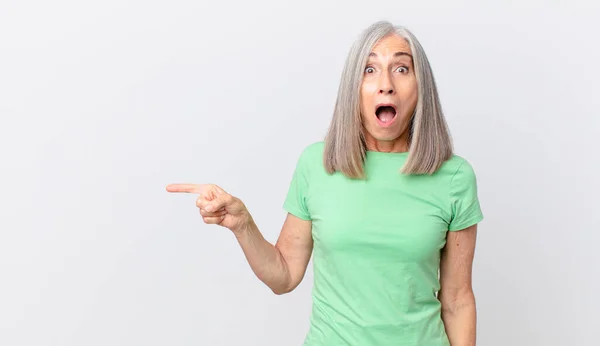 Middelbare Leeftijd Witte Haar Vrouw Kijken Zeer Geschokt Verrast Wijzen — Stockfoto