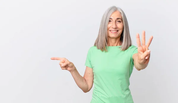 Mujer Pelo Blanco Mediana Edad Sonriendo Mirando Amigable Mostrando Número — Foto de Stock