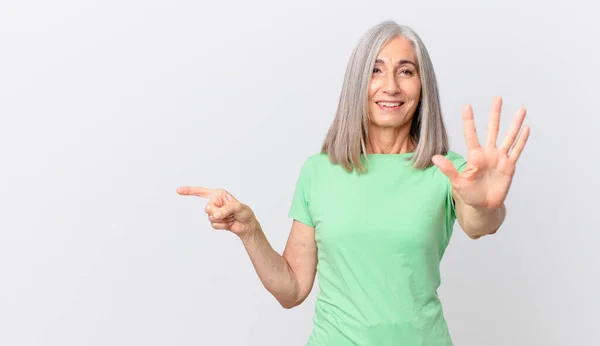 Middle Age White Hair Woman Smiling Looking Friendly Showing Number — Stock Photo, Image