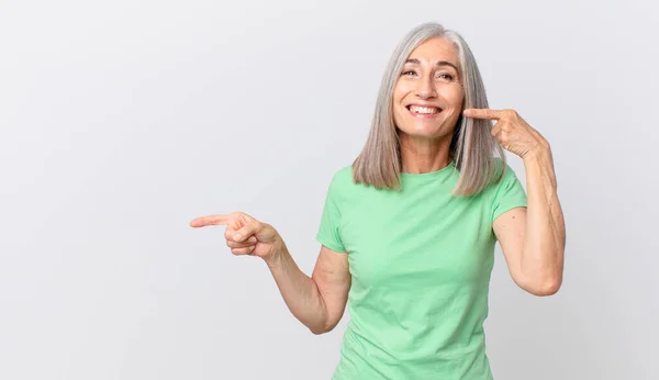 Orta Yaşlı Beyaz Saçlı Kendine Güvenen Gülümseyen Bir Kadın — Stok fotoğraf