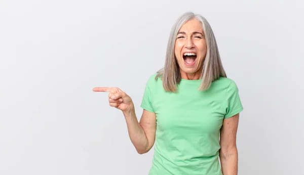 Orta Yaşlı Beyaz Saçlı Kadın Agresif Bir Şekilde Bağırıyor Çok — Stok fotoğraf