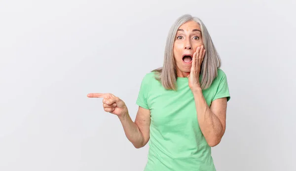 Middelbare Leeftijd Witte Haar Vrouw Gevoel Geschokt Bang Wijzen Naar — Stockfoto